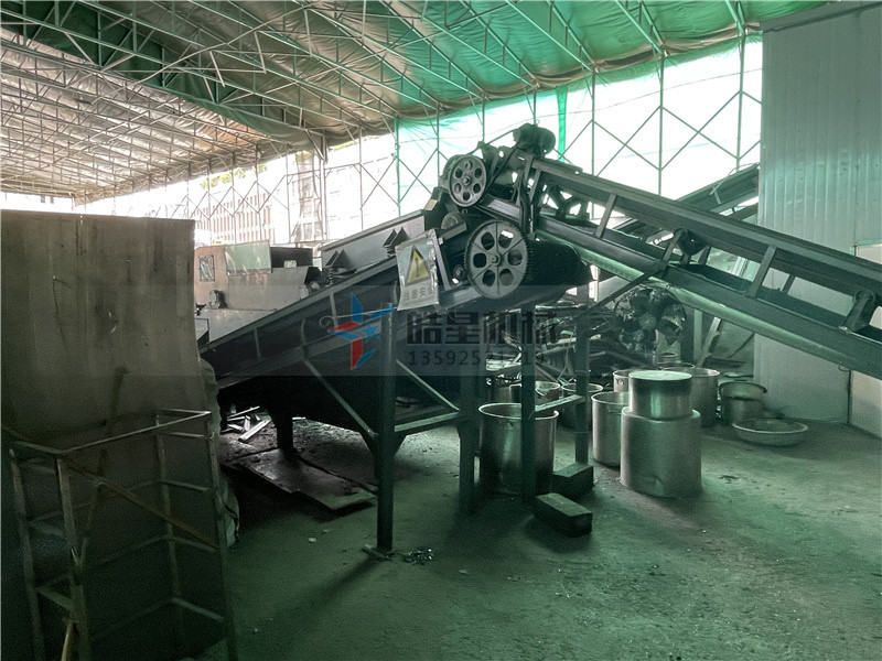 斷橋鋁破碎機廢鋁破碎分選現(xiàn)場 斷橋鋁破碎機<a href='http://m.worldapps.cn/psxl/1279.html' target='_blank'><span>廢鋁破碎</span></a>分選現(xiàn)場